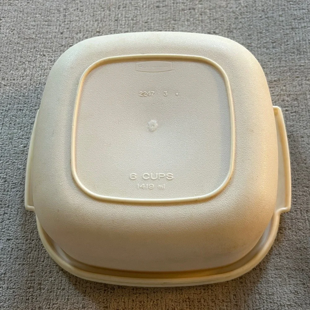 Vintage Rubbermaid Servin Saver 4pc Set 6 Cup Square & 1 Cup Round Containers